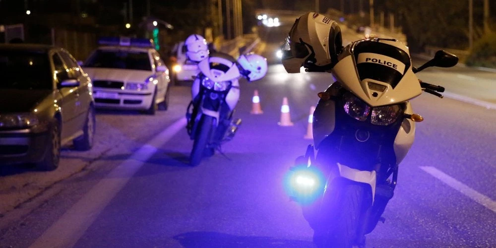 Αγρια καταδίωξη μηχανής για σχεδόν δύο ώρες στην Αττική – Συνελήφθησαν δύο άντρες που παρακολουθούσαν μεγάλο οικονομικό παράγοντα